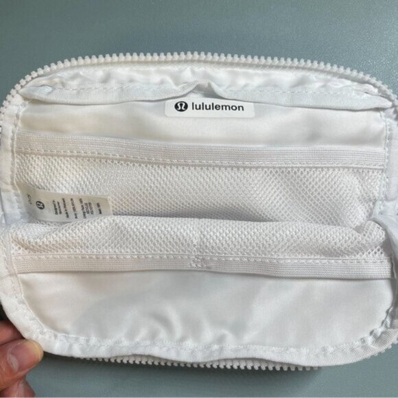 Lululemon everywhere belt bag 1L Black & White Pack of 2 - Picture 6 of 13
